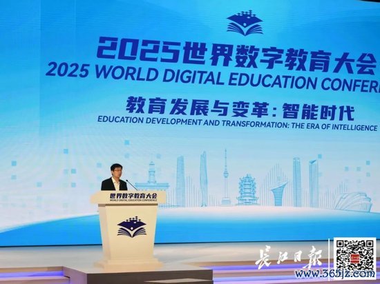 王兴兴演讲现场。记者史伟 摄